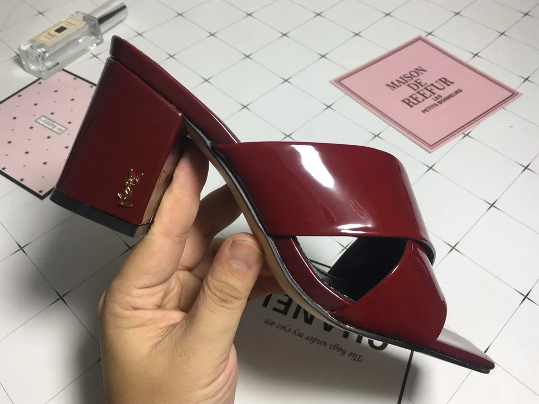 👟👟Ex-factory price 340👟👟 Genuine leather base +40 7CM heel cow patent leather series. 2018 Saint Laurent YSL’s strongest new cross-strap slippers are available in two heel heights. They are 7CM and 9CM respectively. The fabric is made of cowhide. The lining is made of first-layer sheepskin. Size: 34-41 (size 42 can be customized). It is very stable when walking and does not lose its heel.